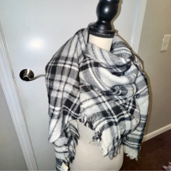 Modcloth Black and White Plaid Blanket Scarf - Picture 2 of 4
